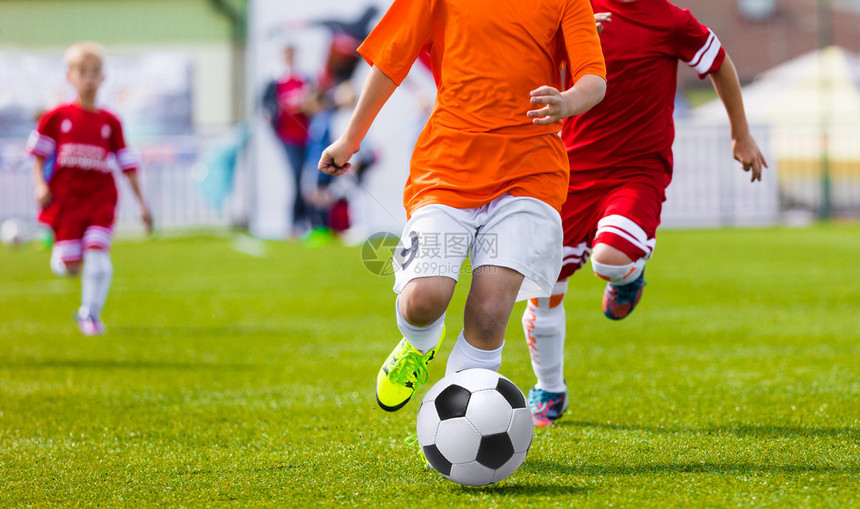年轻的足球员在场上踢足球青年足球队图片