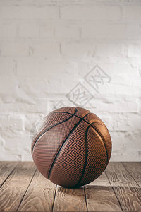 木地板上的一个棕色篮球图片