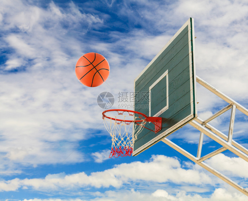 篮球和蓝天上的球图片