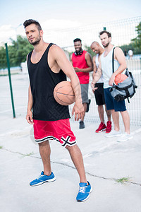 球队多文化球队的篮球运动员在法背景图片