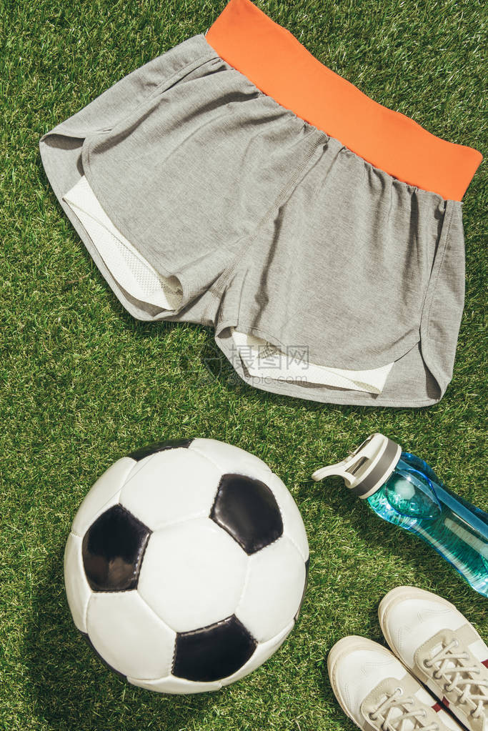 足球运动服水瓶和绿草上的运动图片
