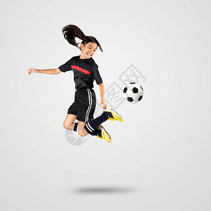 年轻的亚洲女童足球运动员孤图片