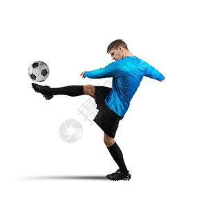 足球运动员跳跃和踢球图片
