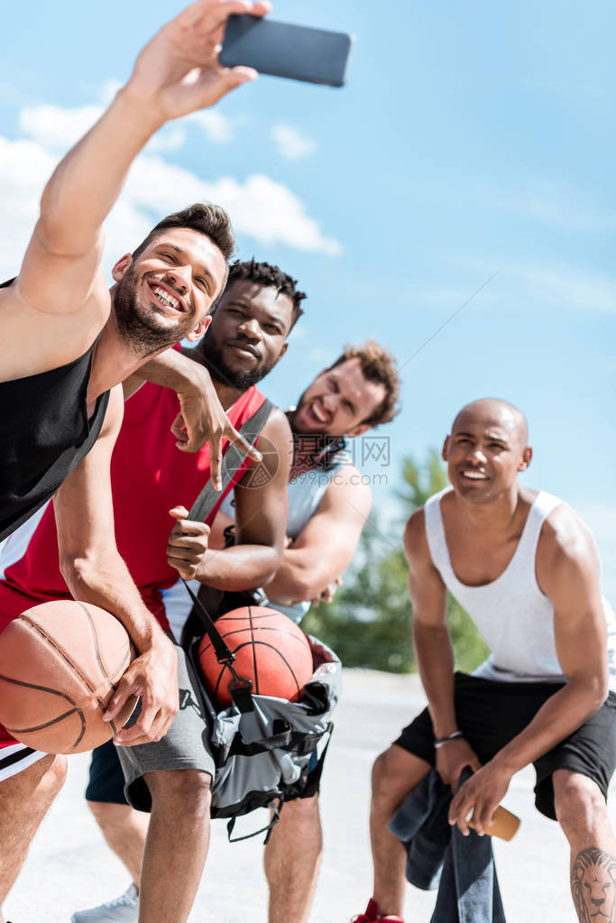 多元文化球队的篮球运动员团队图片