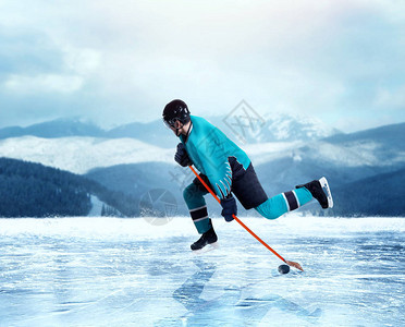 冰冻湖冬季森林和山上身穿制服的职业冰球运动图片