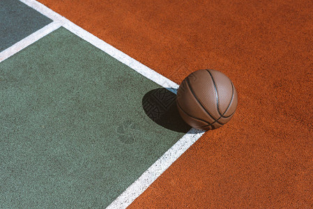 运动场地上的篮球图片