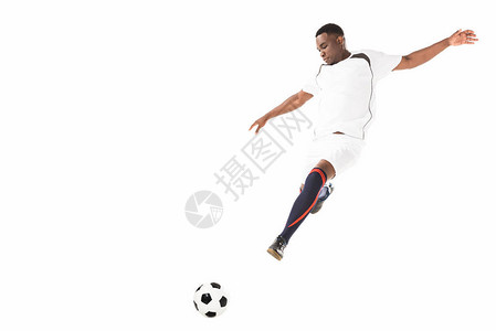 年轻的非洲足球运动员踢球在白上孤立图片