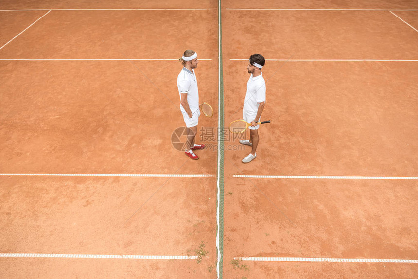 白运动场上网球运动员的视线与法庭图片