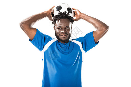 AfricanAmerican体育员将足球举高头顶图片