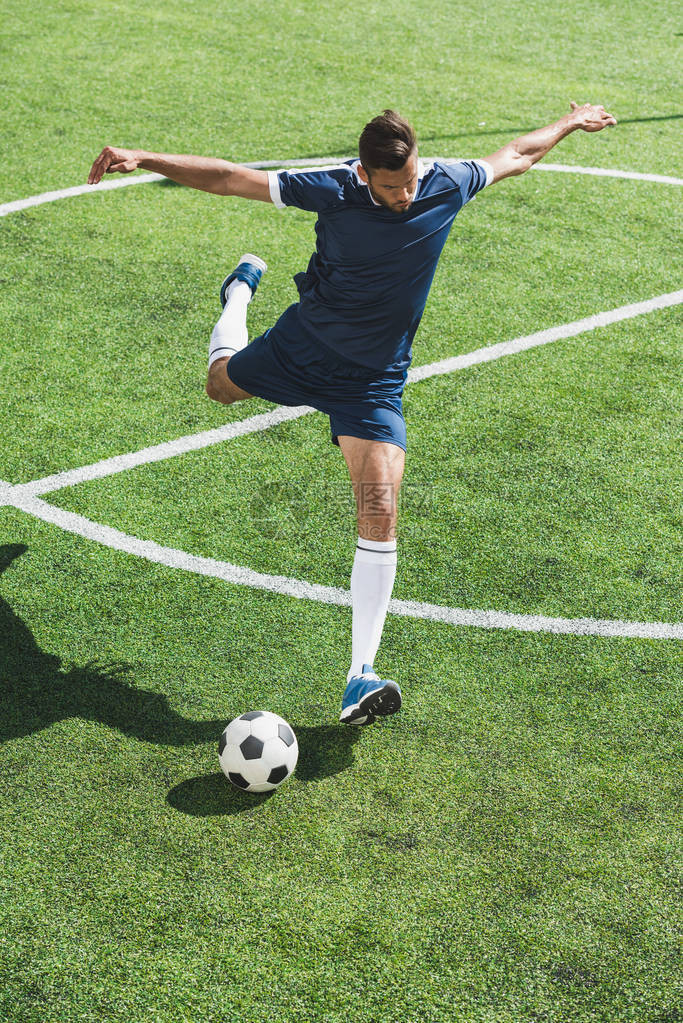 足球员在足球场上踢球图片