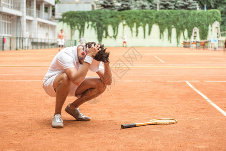 网球运动员在法庭图片