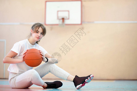 在健身房打篮球的女孩年轻学生图片