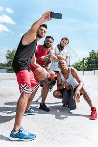 多元文化球队的篮球运动员团队图片