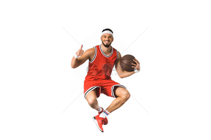 快乐的年轻篮球选手拿着球在白图片