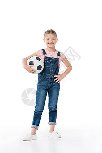 可爱的小女孩站在足球旁图片