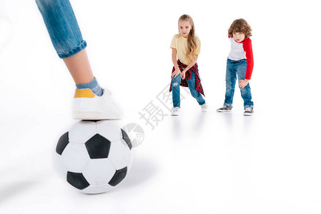 男孩和女孩玩足球孤立在白人儿图片