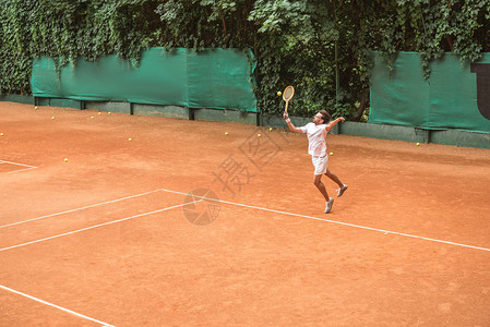 古老风格的网球运动员在网球场上图片