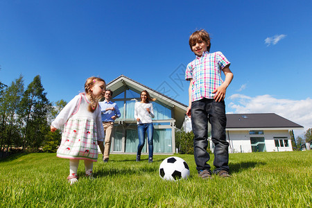 一家人在家门前踢足球图片