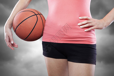 女篮球运动员的躯干图片