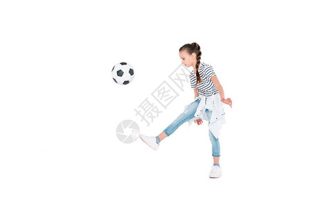 带着足球的小女孩孤立在白色儿图片