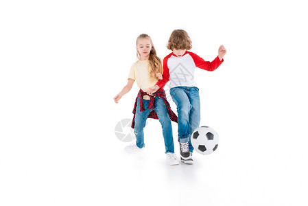 男孩和女孩玩足球孤立在白人儿背景图片