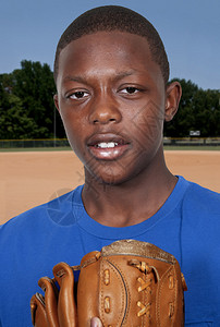 一个非裔美国黑人少年棒球选手准备在一场比赛中投球图片