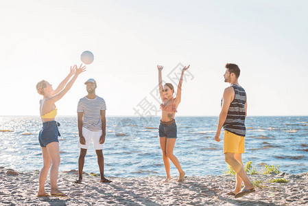 快乐的多民族青年朋友在海边玩图片