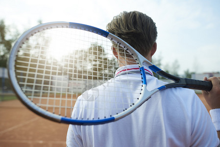 网球运动员在球场上与网球拍图片