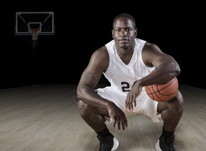 一个强壮运动型的非洲裔美国篮球运动员拿着球图片
