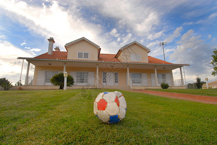 花园里的旧橄榄球在房子图片
