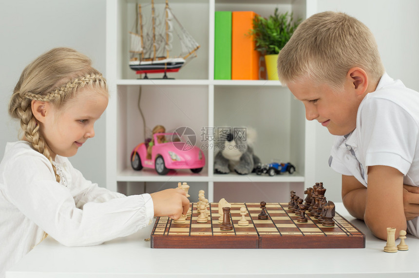 下棋的两个孩子图片