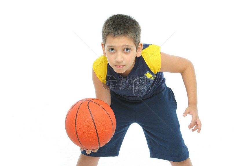 孤立的打篮球的男孩图片