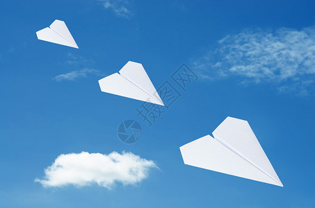 纸飞机过蓝天白云图片