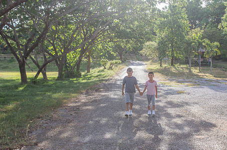 两个前两个可爱的亚洲男孩在公共园散步夏天有很图片
