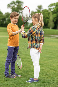 在绿地上玩羽毛球的弟和图片