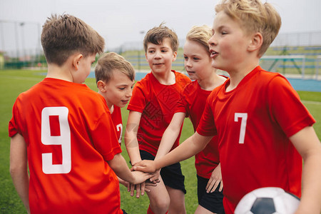 孩子们在运动队中堆叠手男孩运动队双手叠在一起儿童体育足球运动员在比图片