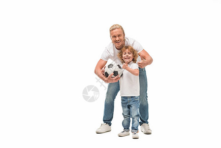父亲和儿子笑着带着足球露出拇指在白图片
