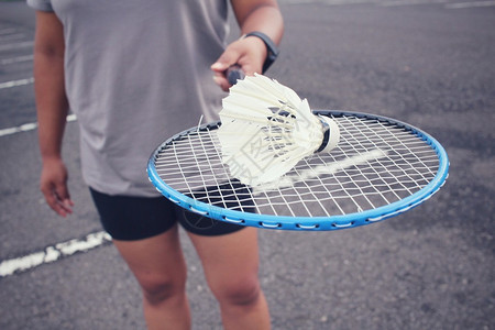 年轻女运动员羽毛球背景图片