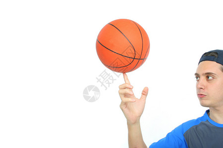 孤立的打篮球的年轻人图片