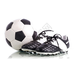 白色背景中的足球和足球鞋背景图片