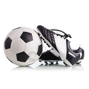 白色背景中的足球和足球鞋图片