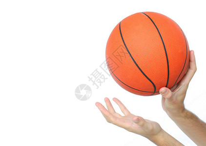 手投掷或接住孤立的篮球图片