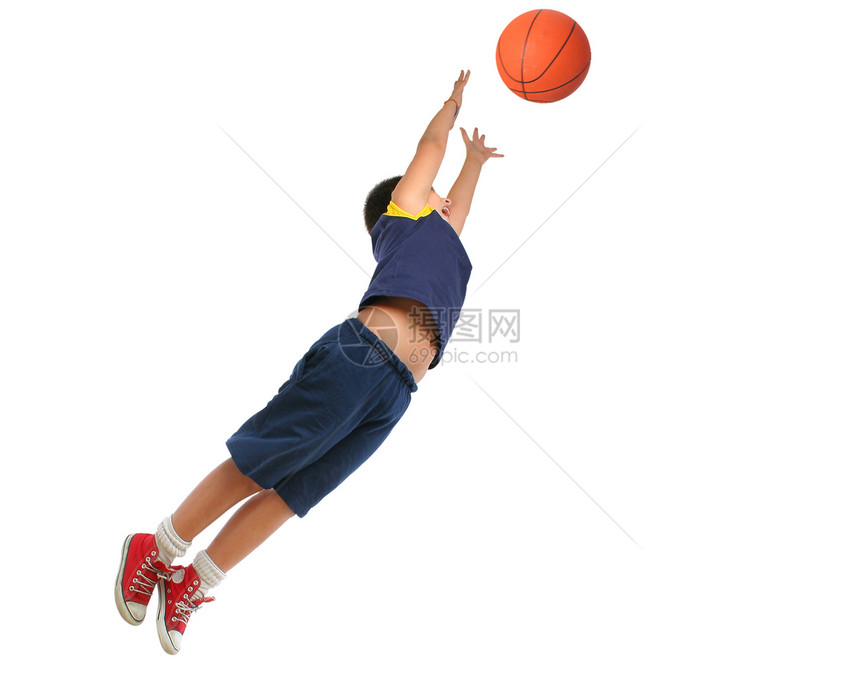孤立的打篮球的男孩图片