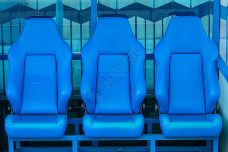 空荡的教练在足球场上预留蓝色板凳图片
