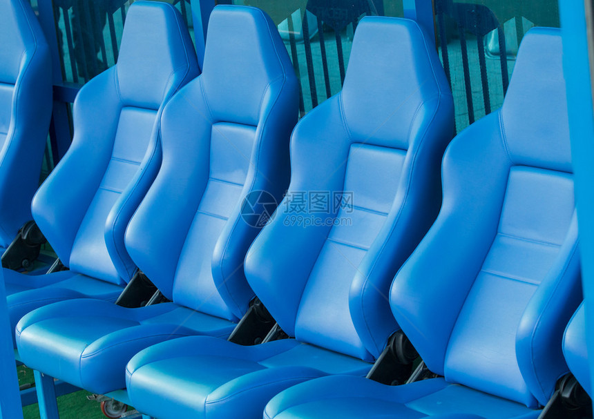 空荡的教练在足球场上预留蓝色板凳图片
