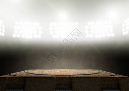 贞孝一个空的传统的平面摔跤环由沙子制成球场聚光灯照亮着黑暗背设计图片