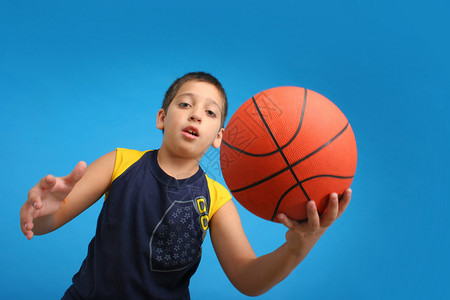 男孩打篮球蓝色背景图片