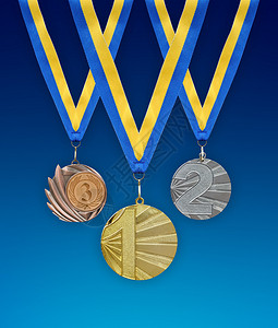 金银和铜奖章在前额带图片