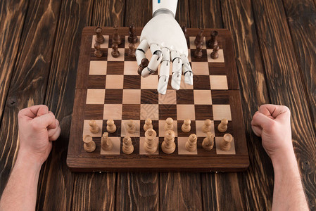在木制桌面上与人象棋的背景图片