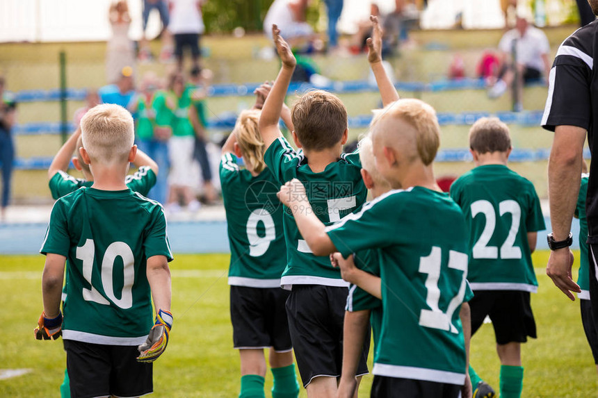 孩子们庆祝足球胜利庆祝足球比赛胜利的年轻男孩决赛后的快乐足球运动员组男孩庆图片